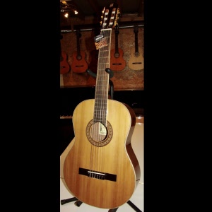 4/4 Gitaar Gomez Estudiante -  `een ideale studiegitaar! ` Zeer goede en betaalbare gitaar. Deze mooie Spaanse gitaar van Gomez heeft een massief bovenblad van cederhout, en een luxe binding van esdoorn rond body en hals. Hij speelt en klinkt fantastisch goed. 